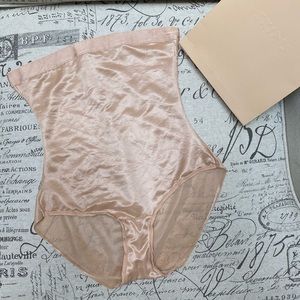 SKIMS BARELY THERE HIGH-WAISTED BRIEF CLAY XS